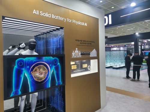 삼성SDI는 11일 서울 코엑스에서 개막한 인터배터리2026에서 2027년 양산 예정인 전고체 배터리 브랜드를 '솔리드스택'으로 정하고 피지컬AI와 함께 소개했다. 강희종기자