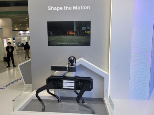 11일 서울 코엑스에서 개막한 인터배터리2026에서 포스코퓨처엠은 포스코홀딩스와 에이딘로보틱스가 개발한 로봇을 소개했다. 강희종기자