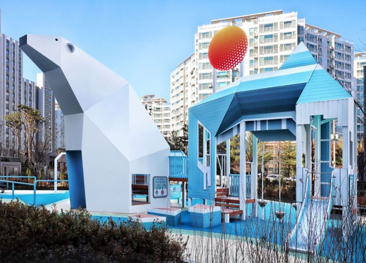 강원 원주시 '원주 롯데캐슬 시그니처' 단지 내 '북금곰을 구해줘' ESG 테마 놀이터. 롯데건설