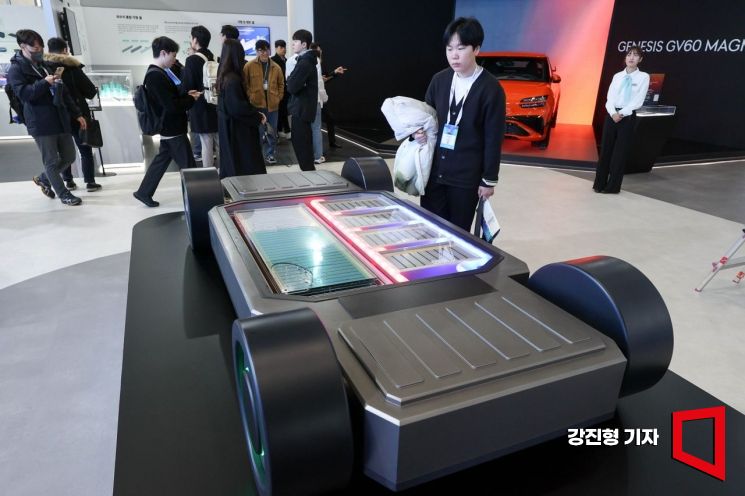 11일 서울 강남구 코엑스에서 열린 '인터배터리 2026'에서 참가자가 SK온의 액침 냉각 배터리 팩을 보고 있다. 2026.3.11 강진형 기자