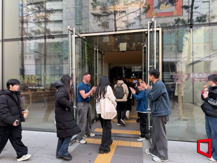 11일 오전 서울 중구 애플 명동 매장의 개점시간에 맞춰 고객들이 입장하고 있다. 이명환 기자