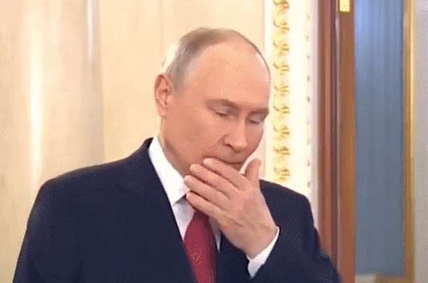 영상에서 푸틴 대통령은 연설문을 읽던 도중 갑자기 카메라 밖을 향해 고개를 돌리며 목을 가다듬었다. 이어 자신의 목을 가리키며 촬영팀을 향해 "다시 하겠다. 목이 조금 따끔거린다. 기침이 나올 뻔했다"고 말했다. 모스크바타임스