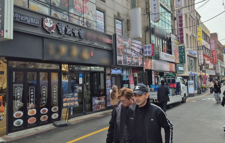 서울 마포구 홍대입구역 인근 '마라 골목'에 한자 간판을 내건 중국 음식점들이 밀집해 있다. 오지은 기자