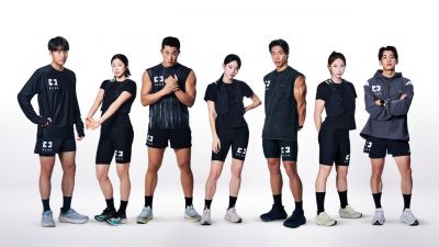 한화금융 계열사 공동브랜드 PLUS의 러닝 브랜드 'PLUS RUN 멤버들이 단체 사진을 촬영하고 있다. 왼쪽부터 장호준, 황지향, 김동현, 김민지, 홍범석, 하제영, 원형석. 한화금융