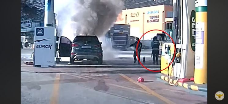 지난달 3일 충북의 한 복합 충전소에서 주유 중인 차량에 화재가 발생하자, 현장에 출동한 경찰이 초기 진화에 나섰다. 유튜브 채널 '경찰청'