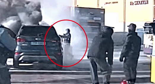 지난달 3일 충북의 한 복합 충전소에서 주유 중인 차량에 화재가 발생하자, 현장에 출동한 경찰이 초기 진화에 나섰다. 유튜브 채널 '경찰청'