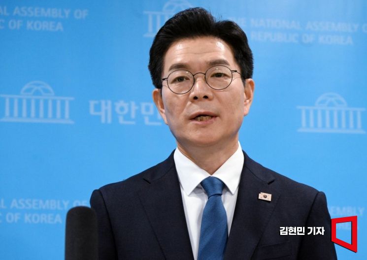 정원오 더불어민주당 서울시장 당시 예비후보가 지난달 11일 국회 소통관에서 열린 국회출입기자 프레스데이에서 취재진의 질의에 답하고 있다. 2026.3.11 김현민 기자