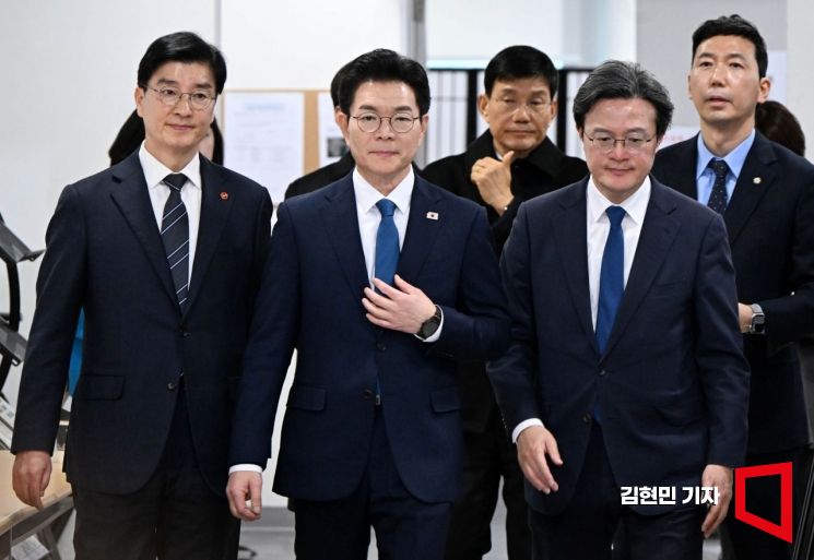 Lee Haesik, a lawmaker who served as Chief General Election Campaign Headquarters Officer for Jeong Wono, the Democratic Party of Korea candidate for Seoul Mayor, is attending the Press Day for National Assembly Correspondents held at the National Assembly Communication Office on March 11, along with Jeong Wono, then a preliminary candidate (center in the photo). 2026.3.11 Photo by Hyunmin Kim