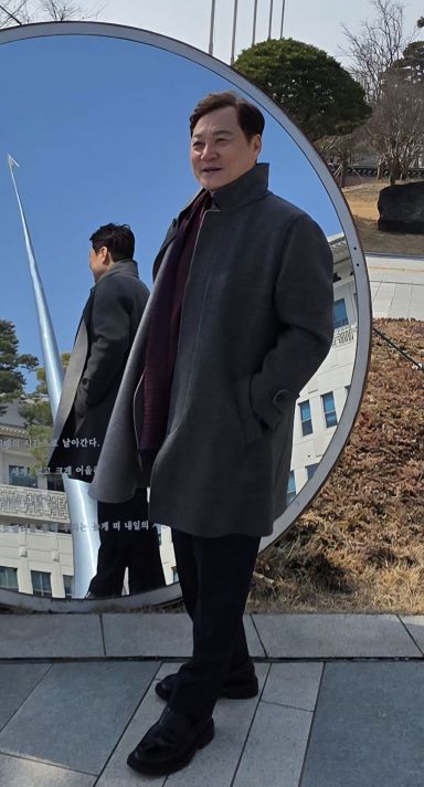 손경찬 3·1정신보국운동연합 상임대표가 10일 도청 이전 10주년 기념 행사에 참여해 도청 앞에서 사진촬영 하고 있다. 권병건 기자.