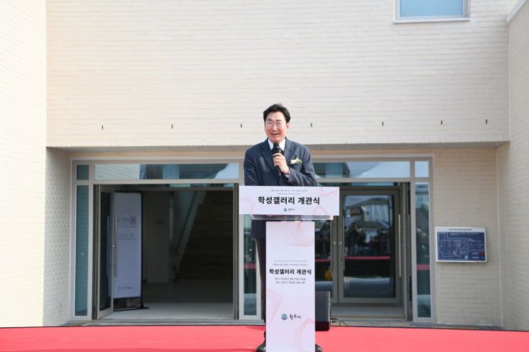 원강수 원주시장이 11일 학성동 도시재생사업의 거점 시설인 '학성갤러리' 개관식에 참석해 인사말을 하고 있다. 원주시 제공