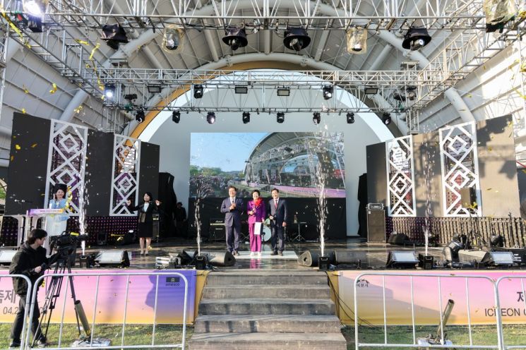 제40회 이천도자기축제가 오는 4월 24일부터 5월 5일까지 12일간 이천도자예술마을(예스파크)과 사기막골 도예촌 일원에서 개최된다. 이천시 제공