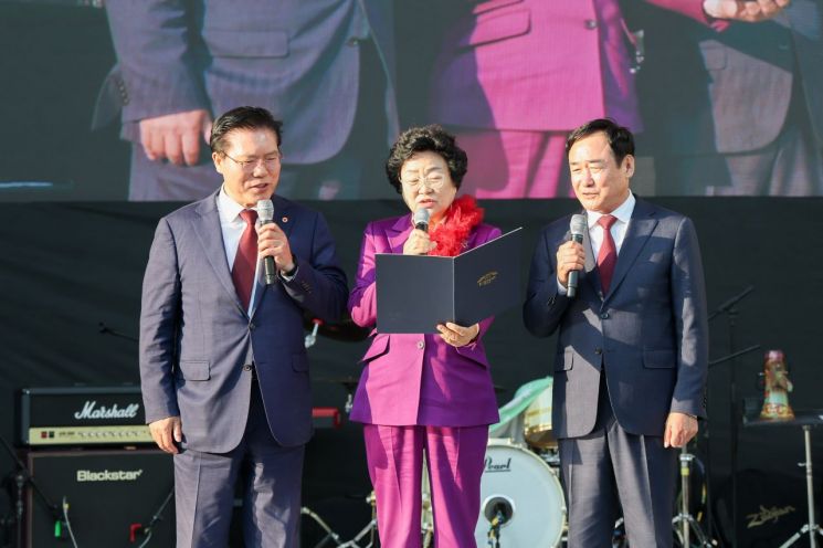 제40회 이천도자기축제가 오는 4월 24일부터 5월 5일까지 12일간 이천도자예술마을(예스파크)과 사기막골 도예촌 일원에서 개최된다. 이천시 제공