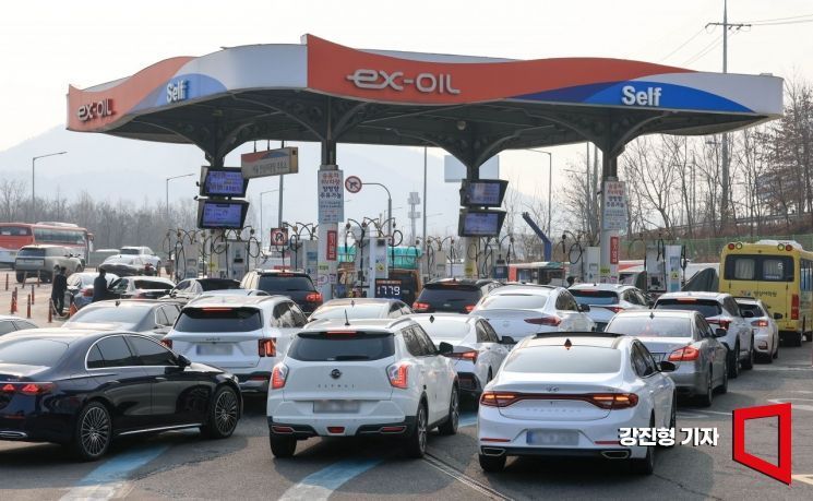 국제 유가가 100달러를 돌파하며 전국 주유소 기름값이 상승하고 있는 9일 서울 서초구 만남의광장 주유소에 기름값이 더 오르기 전에 주유하려는 차들이 줄지어 서 있다.