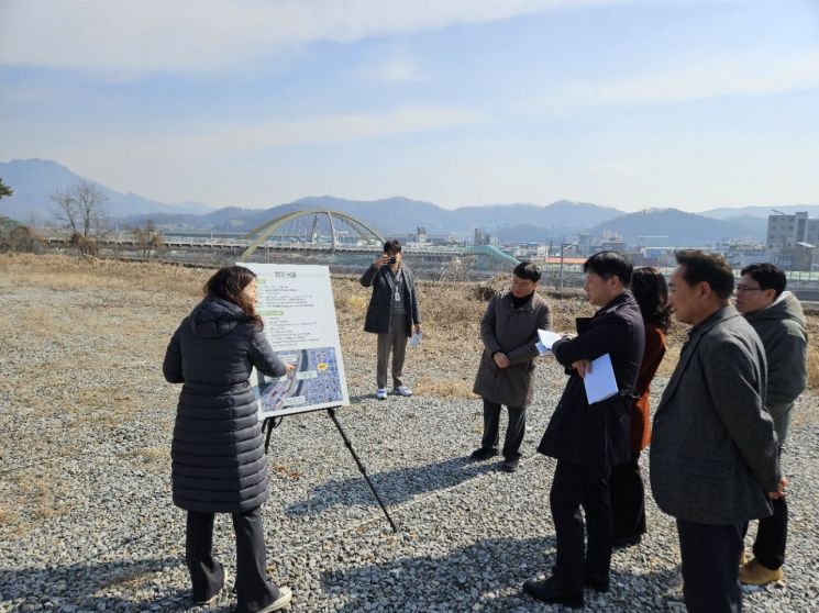 동두천시가 지난 10일 조장석 경기도 균형발전기획실장을 비롯한 경기도 관계자 12명이 참석한 가운데 미군 공여지 현장 방문을 진행하고 있다. 동두천시 제공