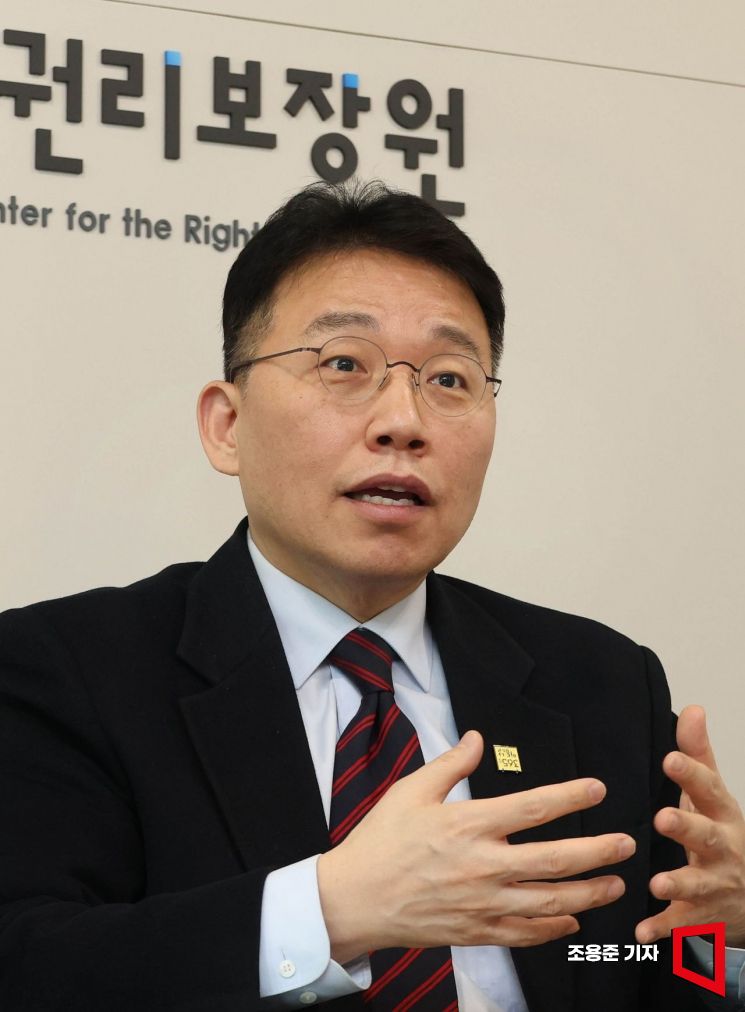 정익중 아동권리보장원 원장이 서울 중구 세종대로 사무실에서 아시아경제와 인터뷰 하고 있다. 조용준 기자