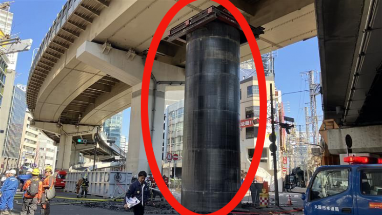 오사카 도심 도로에서 솟아오른 대형 파이프의 모습. 엑스