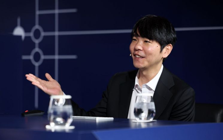 바둑기사 이세돌 9단이 9일 서울 종로구 포시즌스호텔에서 AI 스타트업 인핸스가 주최한 '에이전틱 AI 상용화 글로벌 캠페인'에 참석, 에이전틱 AI로 제작한 바둑모델을 시연하고 있다. 2026.3.9 [공동취재] 연합뉴스