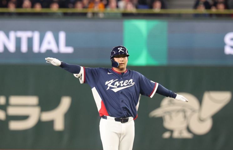 9일 일본 도쿄돔에서 열린 2026 WBC 조별리그 C조 4차전 대한민국과 호주의 경기. 5회초 2사 2루 한국 문보경이 1타점 적시타를 치고 '비행기 세리머니'를 하고 있다. 연합뉴스