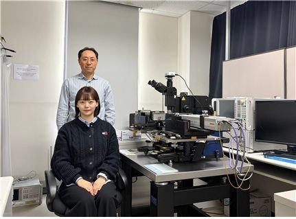 표고은 박사(앞쪽), 장재은 교수(뒷쪽). DGIST 제공