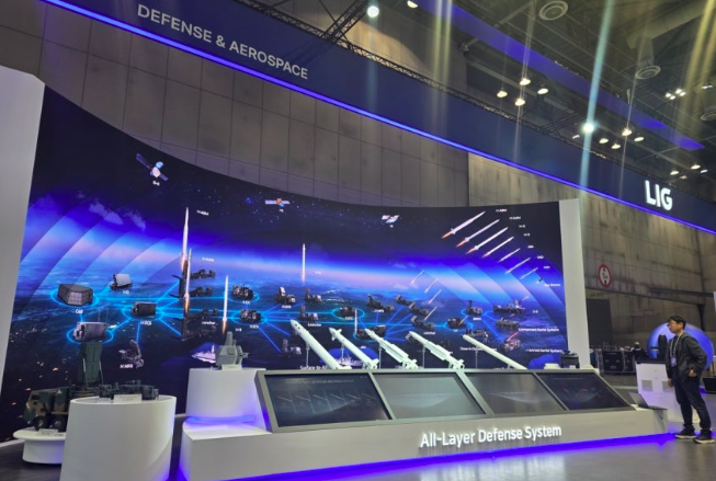 ADEX 2025 LIG넥스원 부스에 전시된 CIWS-II부터 LAMD, 천궁II, L-SAM 등 글로벌 다층 대공망 설루션. LIG넥스원