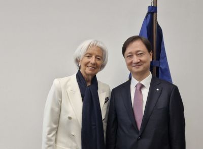 이찬진 금융감독원장(오른쪽)과 크리스틴 라가르드 유럽중앙은행(ECB) 총재가 기념촬영을 하고 있다. 금감원