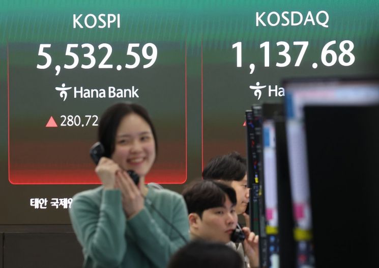 10일 서울 중구 하나은행 본점 딜링룸 전광판에 코스피, 코스닥 지수가 표시돼 있다. 연합뉴스