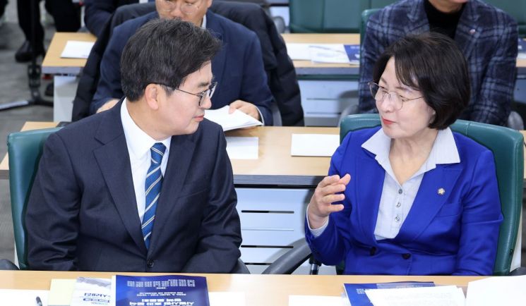 김동연 경기도지사(사진 왼쪽)와 추미애 더불어민주당 의원이 10일 국회 의원회관에서 열린 경기도 주 4.5일제 시범사업 효과 분석 정책 토론회에 참석해 대화하고 있다. 연합뉴스