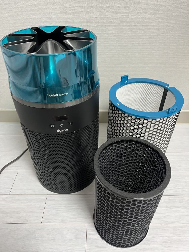 다이슨 허쉬젯 컴팩트 공기청정기는 본체와 정전기 집진·포름알데히드 필터, 활성 탄소 필터 등으로 구성돼 있다. 장보경 기자