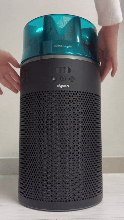 공기청정기 몸통 양 측면에 있는 버튼을 누른 상태에서 기기를 들어 올리면 필터가 분리된다. 장보경 기자