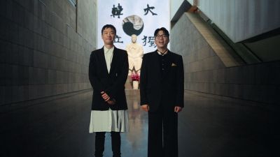 创作出 KB金融集团“重新书写大韩活过来”宣传活动歌词征集大赛最优秀作品《普通的日子》的音乐导演 Jung Jaeil（左）和歌手 Lee Juck。KB金融提供