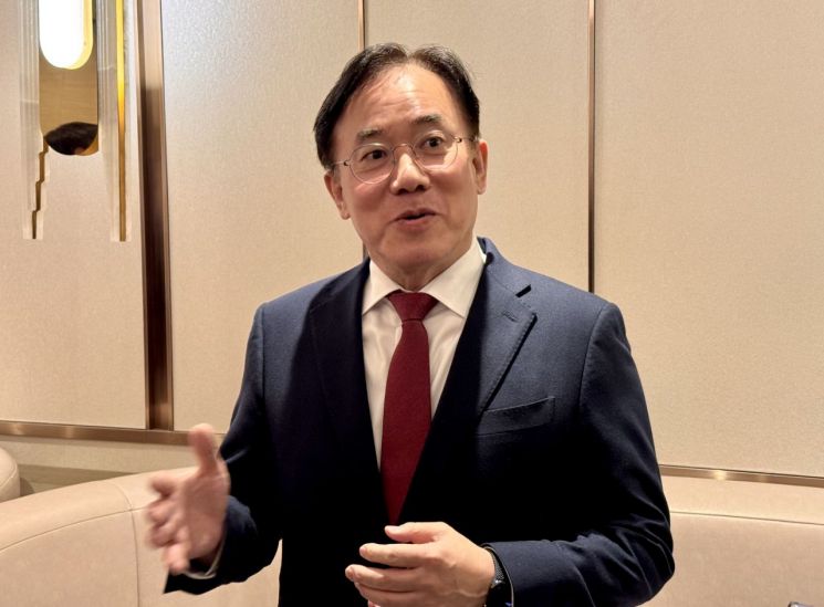 정철동 LG디스플레이 대표이사 사장이 12일 서울 송파구 잠실 롯데호텔에서 열린 '2026 한국디스플레이산업협회 정기총회'에 앞서 기자들과 만나 질의에 응답하고 있다. 김진영 기자