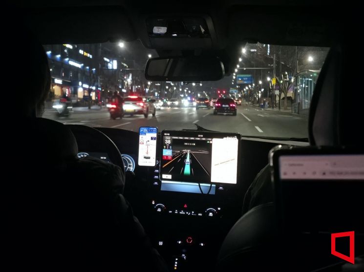 지난 9일 서울 압구정역 인근에서 탑승한 서울자율차. 최영찬 기자