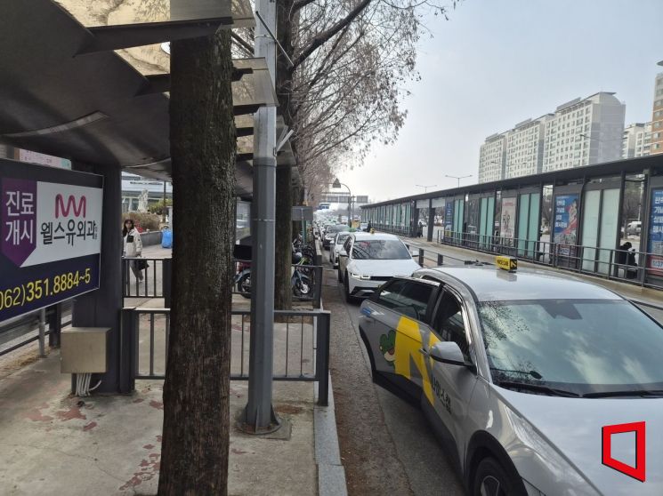 12일 오후 광주 서구 광천동 종합버스터미널의 택시정류장에서 시민들이 택시에 탑승하고 있다. 민현기 기자