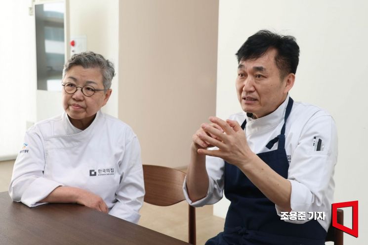 한국의집 조희숙 조리 고문, 김도섭 한식연구팀장이 서울 중구 한국의집에서 아시아경제와 인터뷰 하고 있다. 조용준 기자