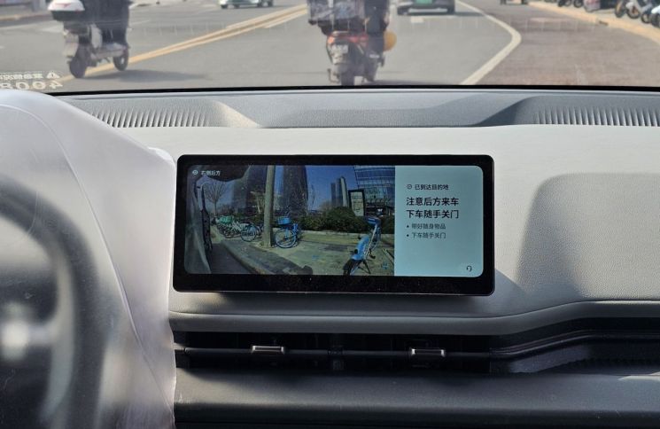 중국 자율주행 기업 바이두의 로보택시 '아폴로고'의 차량 내부 모습. 승객의 안전을 위해 스크린을 통해 하차 지점의 모습을 보여주고 있다. 베이징(중국)=이승진 기자