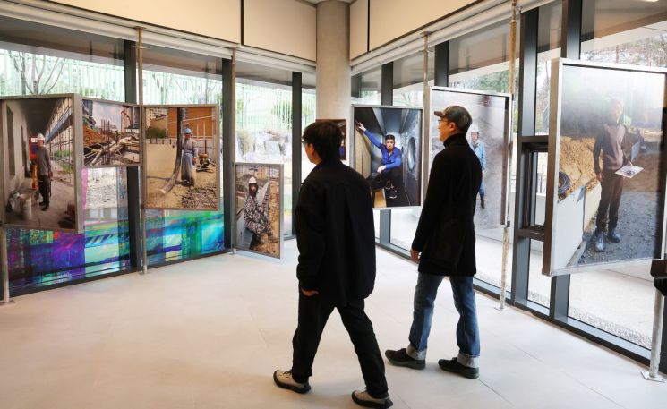 12일 개관한 서울 금천구 서울시립 서서울미술관에서 작가들이 전시 작품을 살피고 있다. 연합뉴스