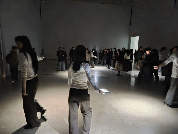 12일 서울시립 서서울미술관에서 흰 옷을 입은 퍼포머들이 관람객들 사이에서 라이브 퍼포먼스 황수현의 '세계'를 선보이고 있다. 연합뉴스