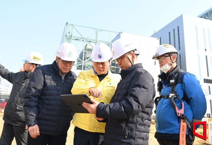 조용익 부천시장(가운데)이 12일 GS파워 열병합발전소 현대화사업 공사 현장을 점검하고 있다. 부천시 제공