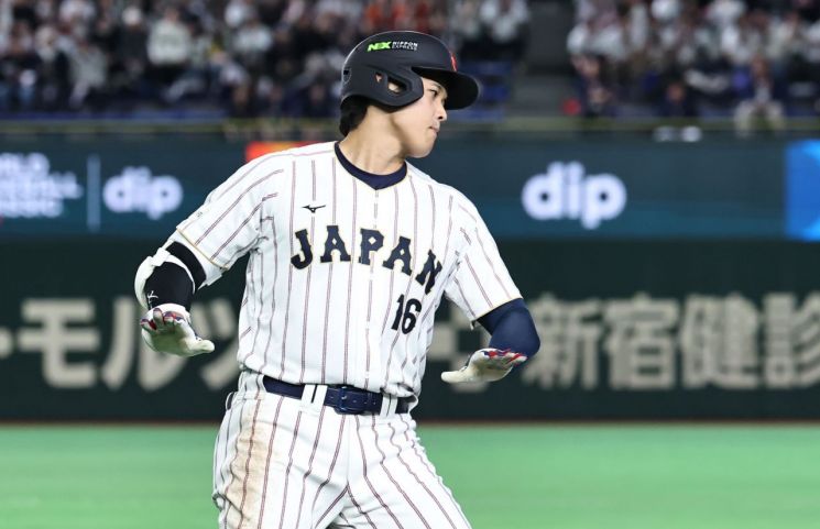 7일 일본 도쿄돔에서 열린 2026 WBC 조별리그 C조 2차전 대한민국과 일본의 경기에서 오타니 쇼헤이 선수가 홈런을 치고 그라운드를 돌고 있다. 연합뉴스.