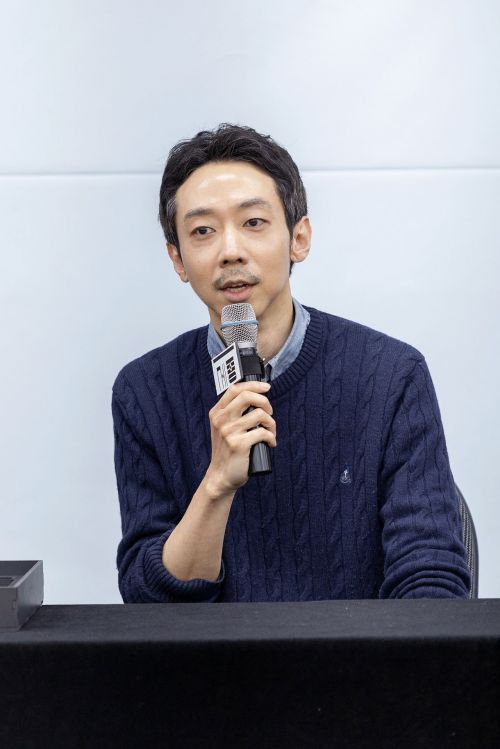 이준우 서울시극단장이 12일 세종문화회관에서 열린 기자간담회에서 단장 취임 후 처음으로 선보이는 연출작 '빅 마더'에 대해 설명하고 있다. 세종문화회관