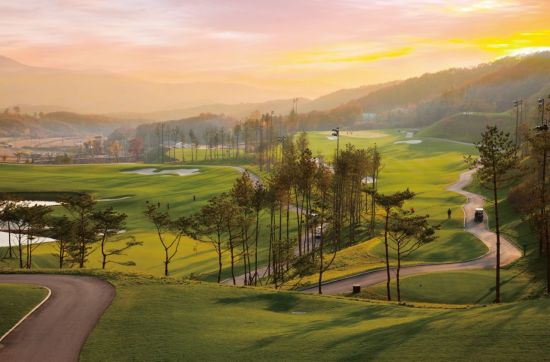 Hole 11 on the Seowon Course at Seowon Valley is a hole where approaching the green is challenging. Provided by KPGA