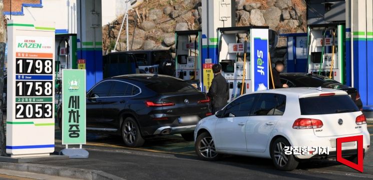 유류 판매가격의 상한선을 정하는 최고가격제가 시행된 13일 서울 한 주유소에서 휘발유를 리터당 1798원, 경유를 1758원에 판매하고 있다. 한국석유공사 유가정보시스템 오피넷에 따르면 전국 주유소 평균 휘발유 가격은 리터당 1893.3원으로 전날보다 5.5원 내렸다. 2026.3.13 강진형 기자