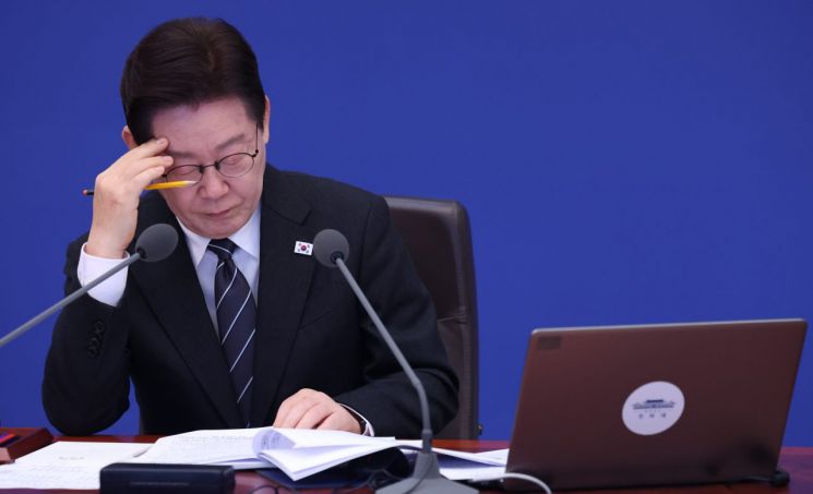 이재명 대통령은 10일 국무회의에서 "주한미군이 군사적 필요에 따라 일부 방공무기를 반출하는 것에 대해 반대 의견을 내고 있지만, 우리 의견대로 전적으로 관철할 수 없는 게 엄연한 현실"이라고 밝혔다. 연합뉴스