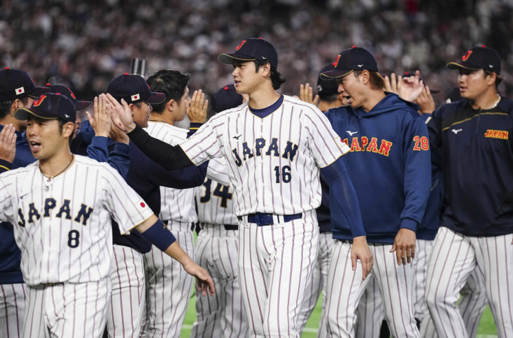 8일 일본 도쿄 도쿄돔에서 열린 WBC C조 일본-호주 경기에서 오타니 쇼헤이(가운데)를 비롯한 일본 선수들이 승리를 기뻐하고 있다. AFP연합뉴스