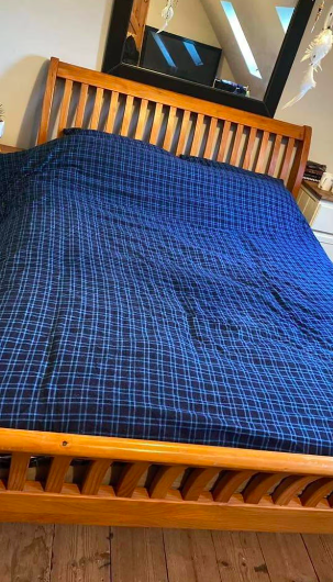 남성이 이틀 전 새로 구입한 침대 시트. 토미 린치 SNS 캡처