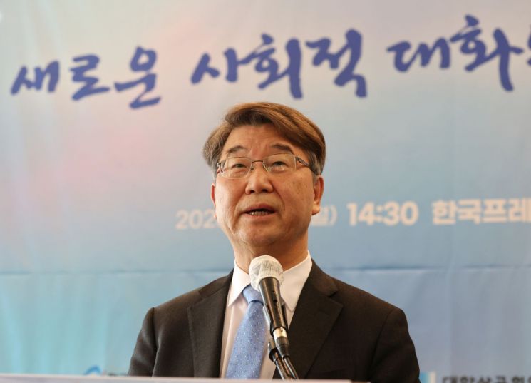 지난 2일 서울 중구 한국프레스센터에서 경제사회노동위원회가 한국노동조합총연맹, 한국경영자총협회, 대한상공회의소, 고용노동부와 함께 연 '새로운 사회적 대화의 출발과 과제' 토론회에서 김지형 경사노위 위원장이 개회사를 하고 있다. 연합뉴스