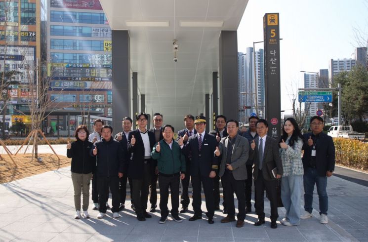 주광덕 남양주시장이 13일 별내선 다산역 5번 출구와 다산자이아이비플레이스몰을 연결하는 통로 개방을 앞두고 현장점검을 실시하고 있다. 남양주시 제공