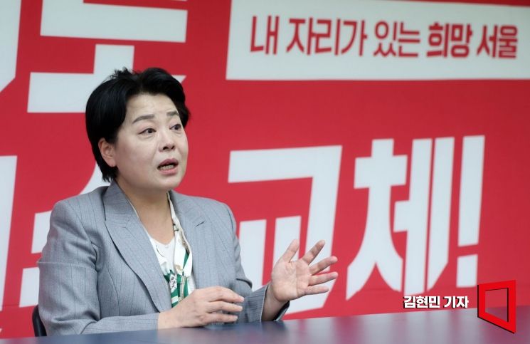 윤희숙 전 국민의힘 의원이 서울 여의도 사무실에서 아시아경제와 만나 인터뷰를 하고 있다. 2026.3.13 김현민 기자