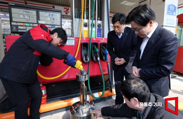 석유 최고가격제 시행 첫 날인 13일 김정관 산업부 장관이 서울 마포의 한 주유소를 방문 한국석유곤리원들과 정량을 확인 및 현장 점검을 하고 있다. 2026.03.13 윤동주 기자