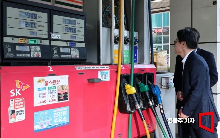 석유 최고가격제 시행 첫 날인 13일 김정관 산업부 장관이 서울 마포의 한 주유소를 방문, 현장 점검을 하고 있다. 2026.03.13 윤동주 기자